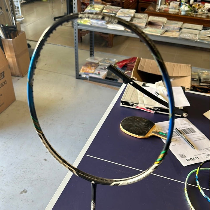 CLEARANCE SALE Kawasaki Carbon Fiber Badminton Racket (clearance model, can be strung up to 28lbs)Including strings