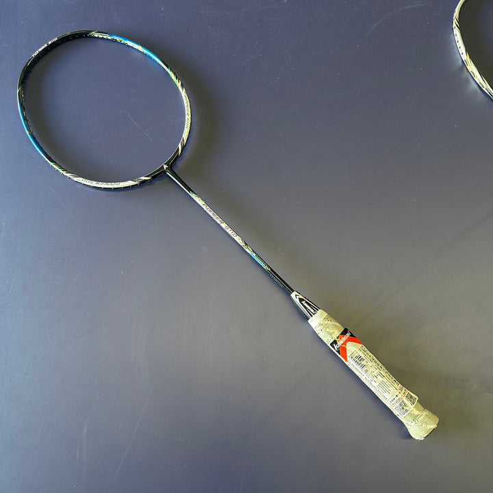 CLEARANCE SALE Kawasaki Carbon Fiber Badminton Racket (clearance model, can be strung up to 28lbs)Including strings