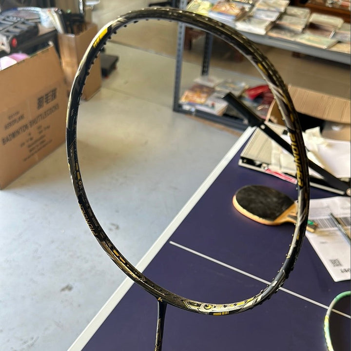 CLEARANCE SALE Kawasaki Carbon Fiber Badminton Racket (clearance model, can be strung up to 28lbs)Including strings