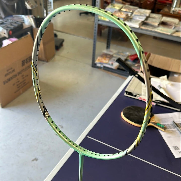 CLEARANCE SALE Kawasaki Carbon Fiber Badminton Racket (clearance model, can be strung up to 28lbs)Including strings