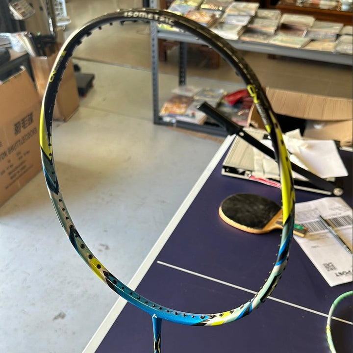 CLEARANCE SALE Kawasaki Carbon Fiber Badminton Racket (clearance model, can be strung up to 28lbs)Including strings