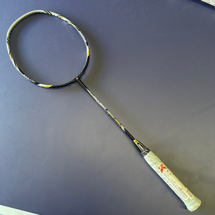 CLEARANCE SALE Kawasaki Carbon Fiber Badminton Racket (clearance model, can be strung up to 28lbs)Including strings