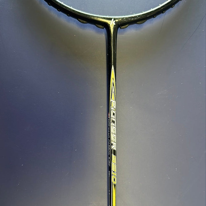 CLEARANCE SALE Kawasaki Carbon Fiber Badminton Racket (clearance model, can be strung up to 28lbs)Including strings