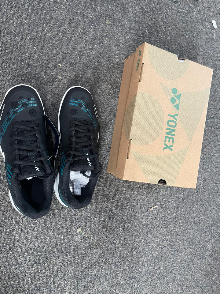 YONEX Power Cushion Strider Beat SHBSB1EX Black/White badminton shoes