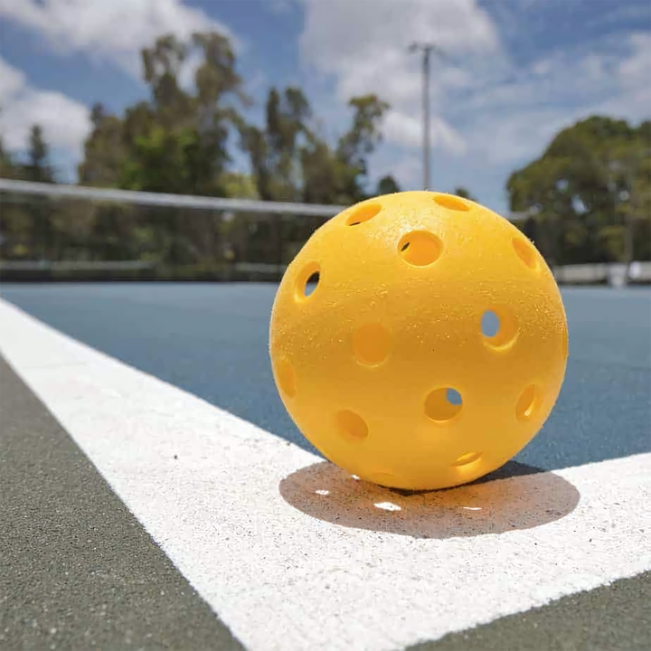 SPPHONEIX Pickleball Balls 26/40-hole Indoor or outdoor Balls(1 pcs)